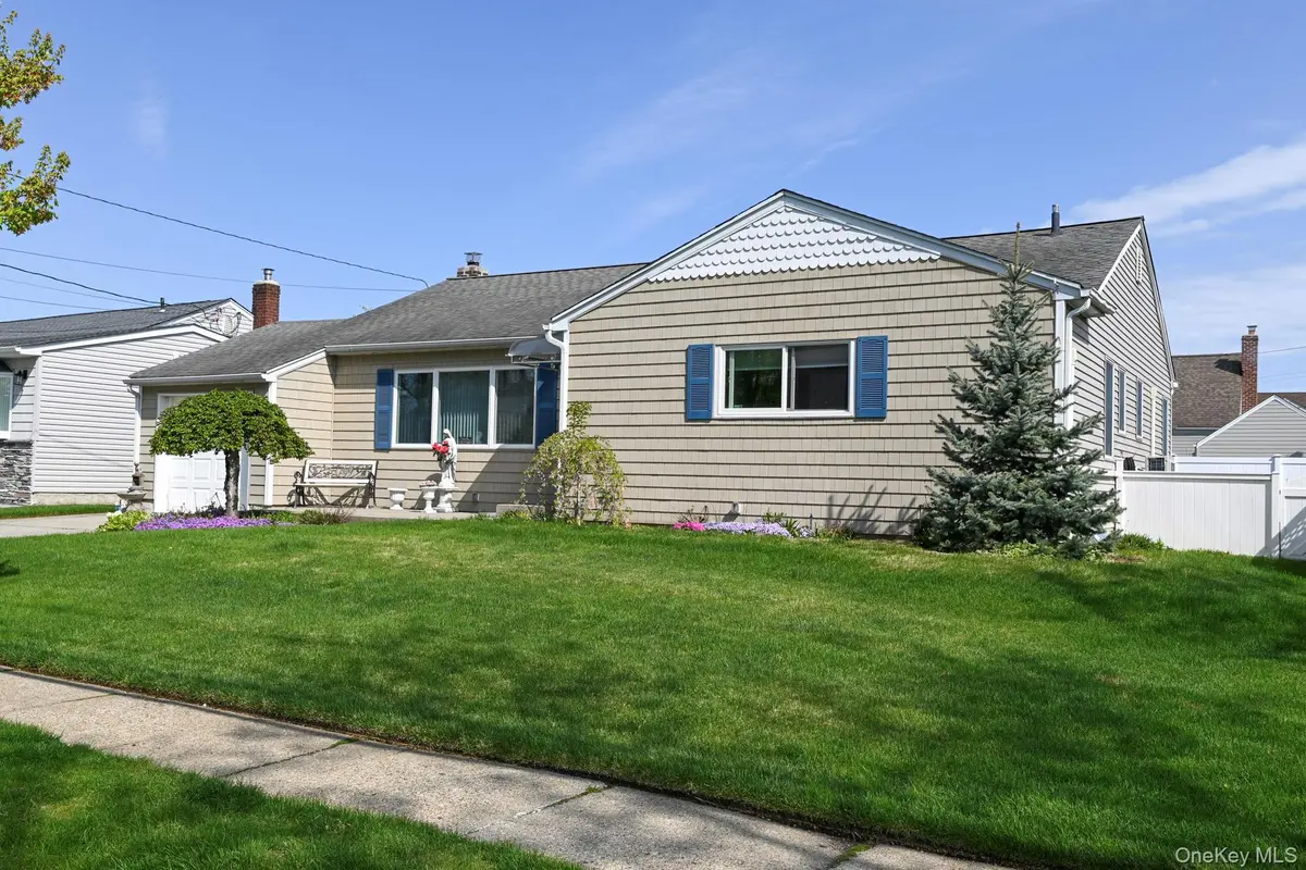 582 Western Park DR, West Hempstead, NY 11552