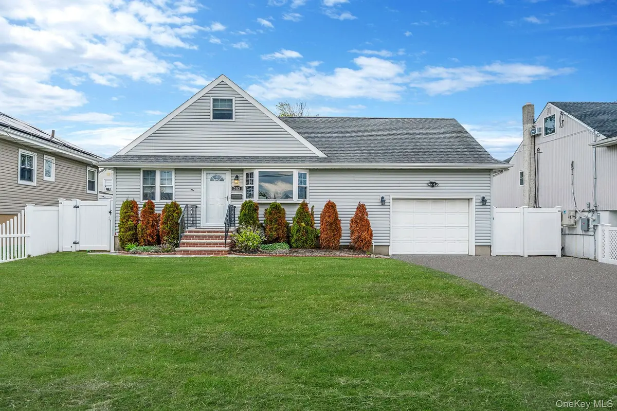 253 E Riviera DR, Lindenhurst, NY 11757