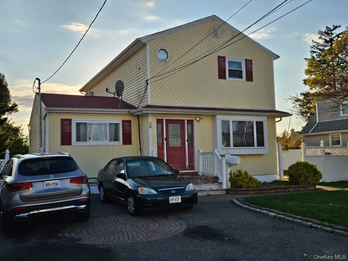 49 Volta ST, Copiague, NY 11726