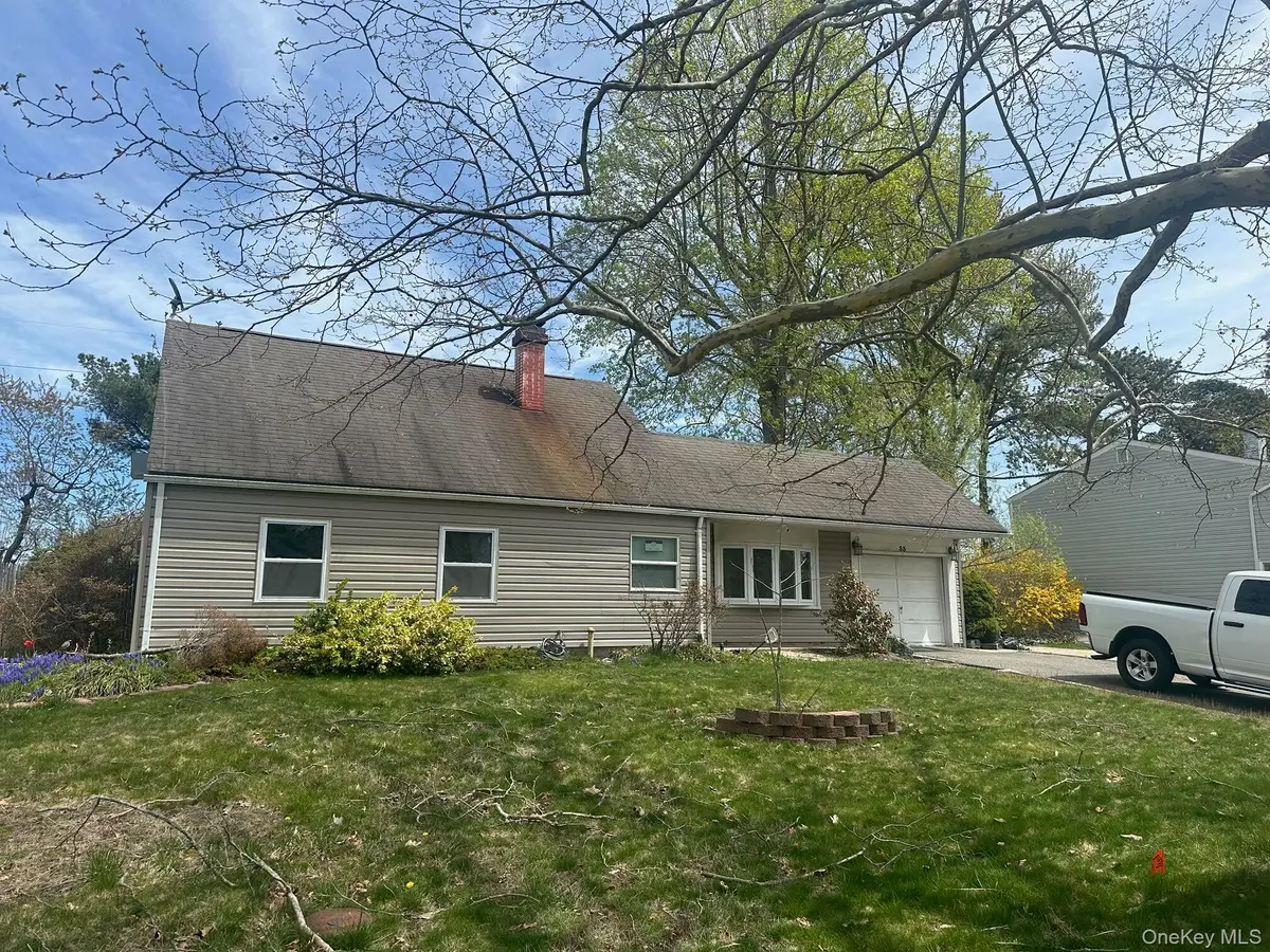 33 Balsam DR, Medford, NY 11763