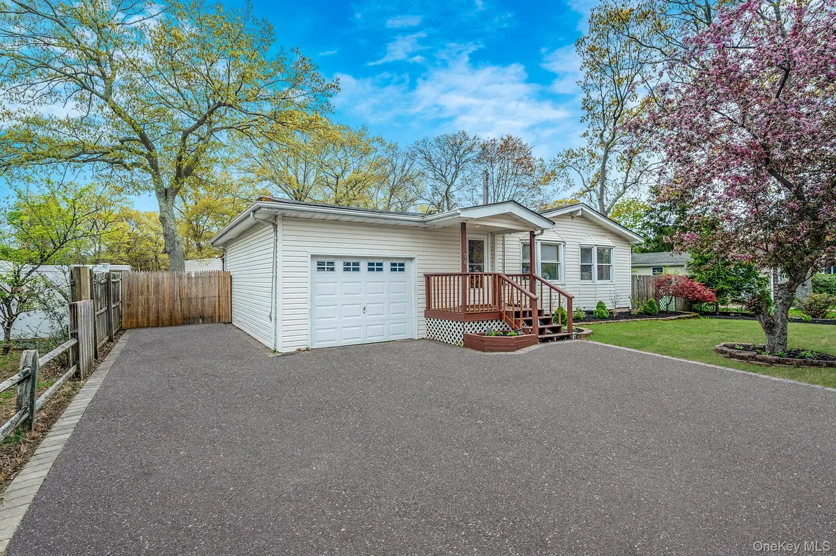78 Division ST, Holtsville, NY 11742