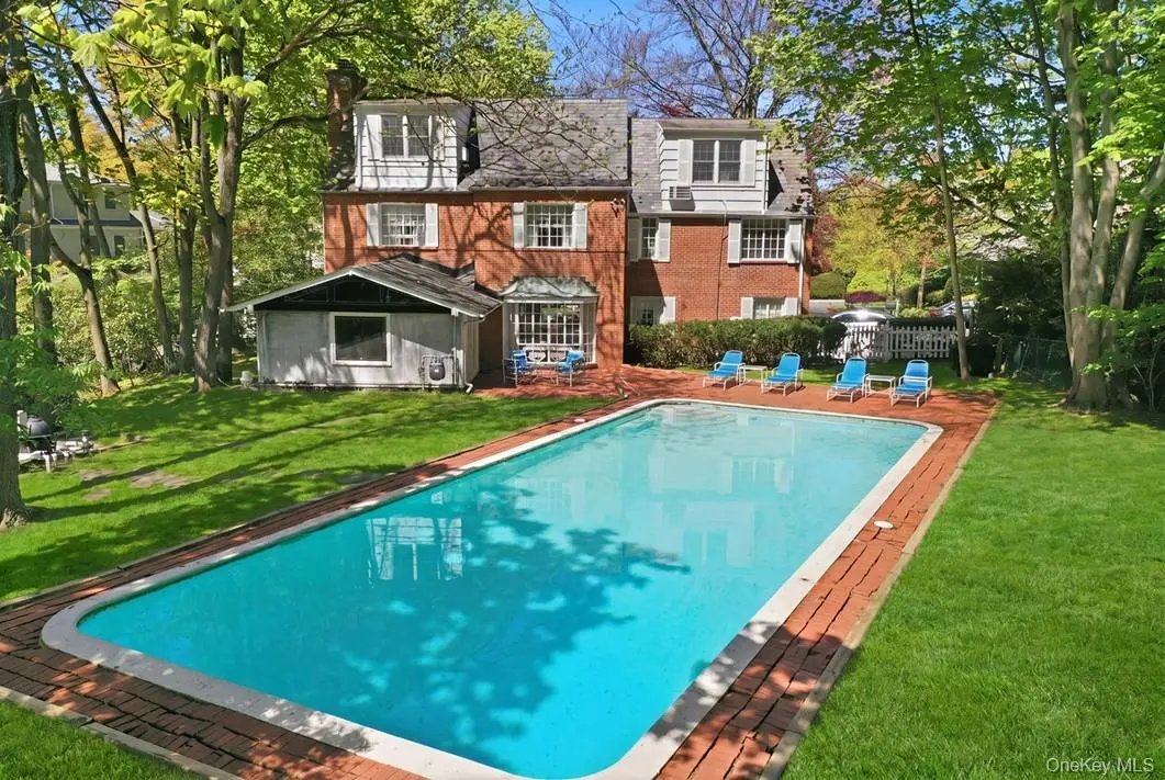 4 The Birches, Roslyn Estates, NY 11576