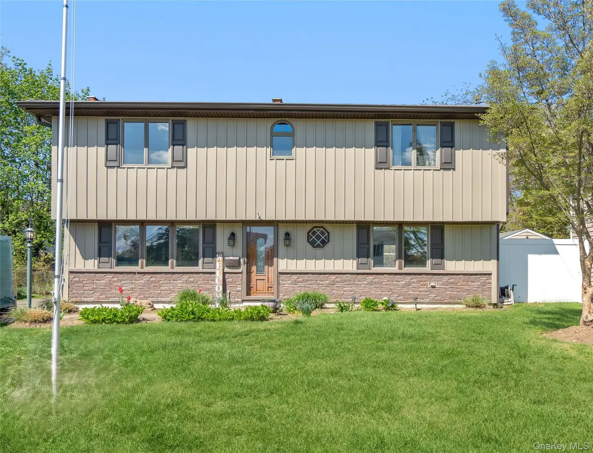 14 Greenway CIR, Syosset, NY 11791