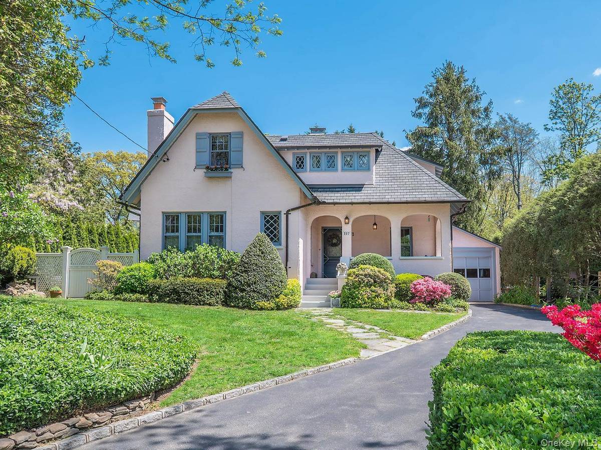 227 Littleworth LN, Sea Cliff, NY 11579
