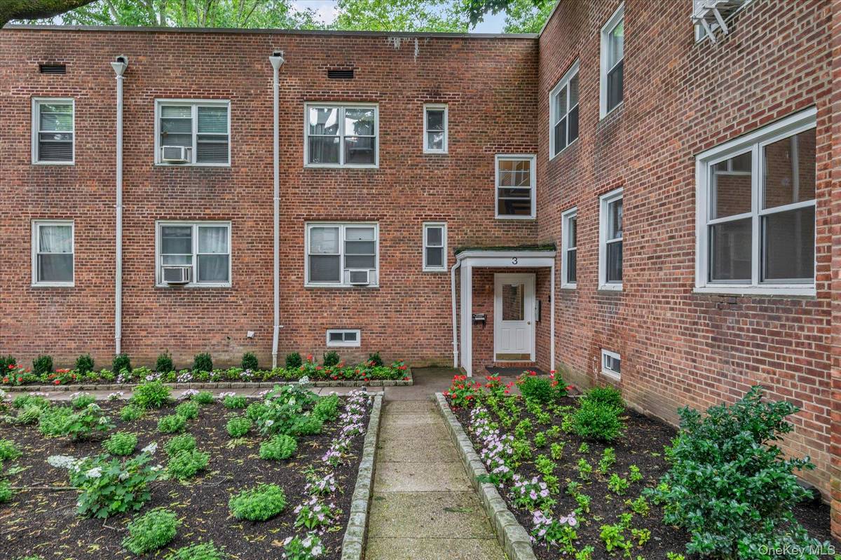 3 Edwards Street #1F, Roslyn Heights, NY 11577