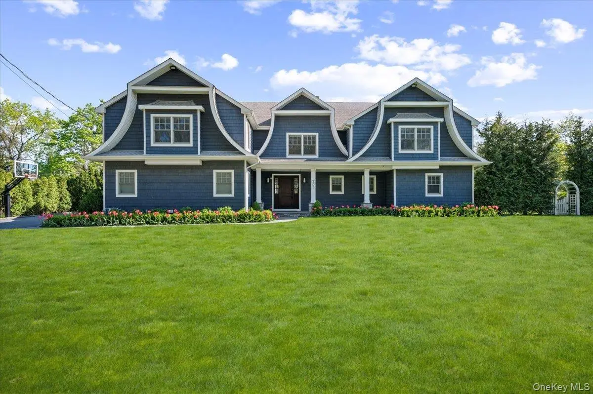 205 Hewlett Neck RD, Hewlett Neck, NY 11598
