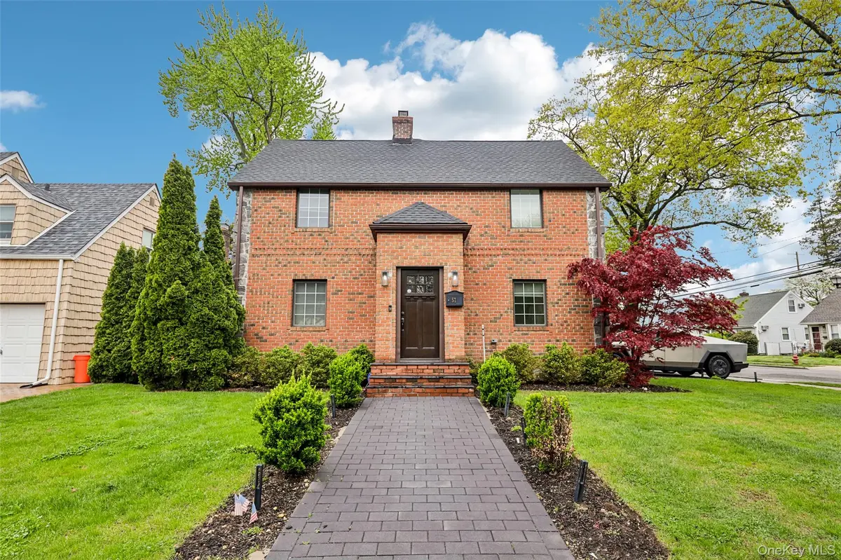 57 Berkley RD, Mineola, NY 11501