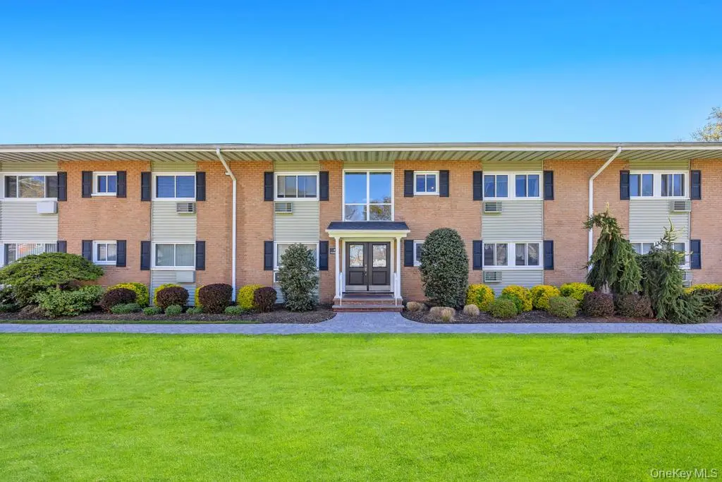49 Mildred PL #4A, North Babylon, NY 11703