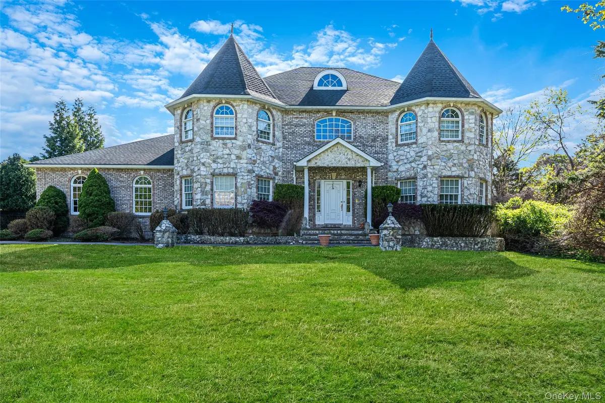 2 Deepwells LN, Saint James, NY 11780