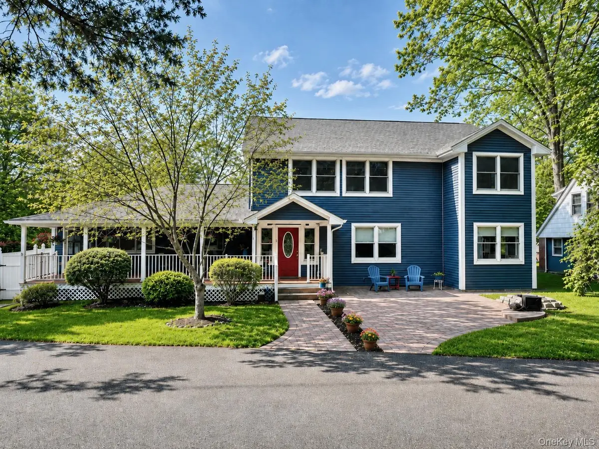 8 Oak DR, New Windsor, NY 12553