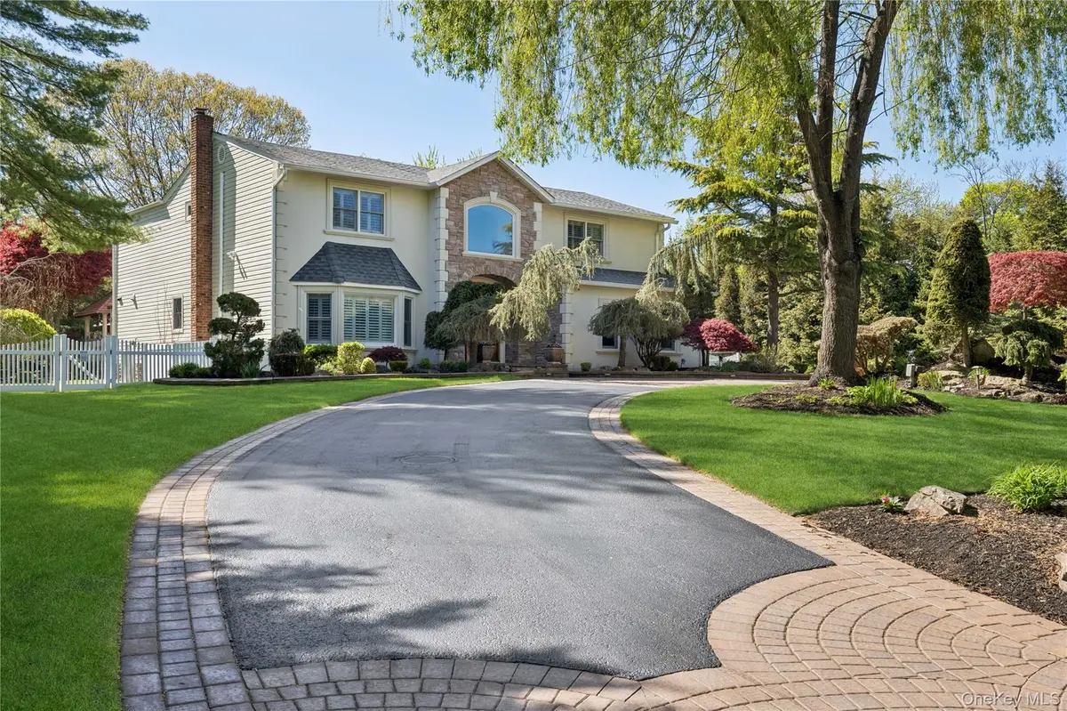 70 Laurel CT, Laurel Hollow, NY 11791