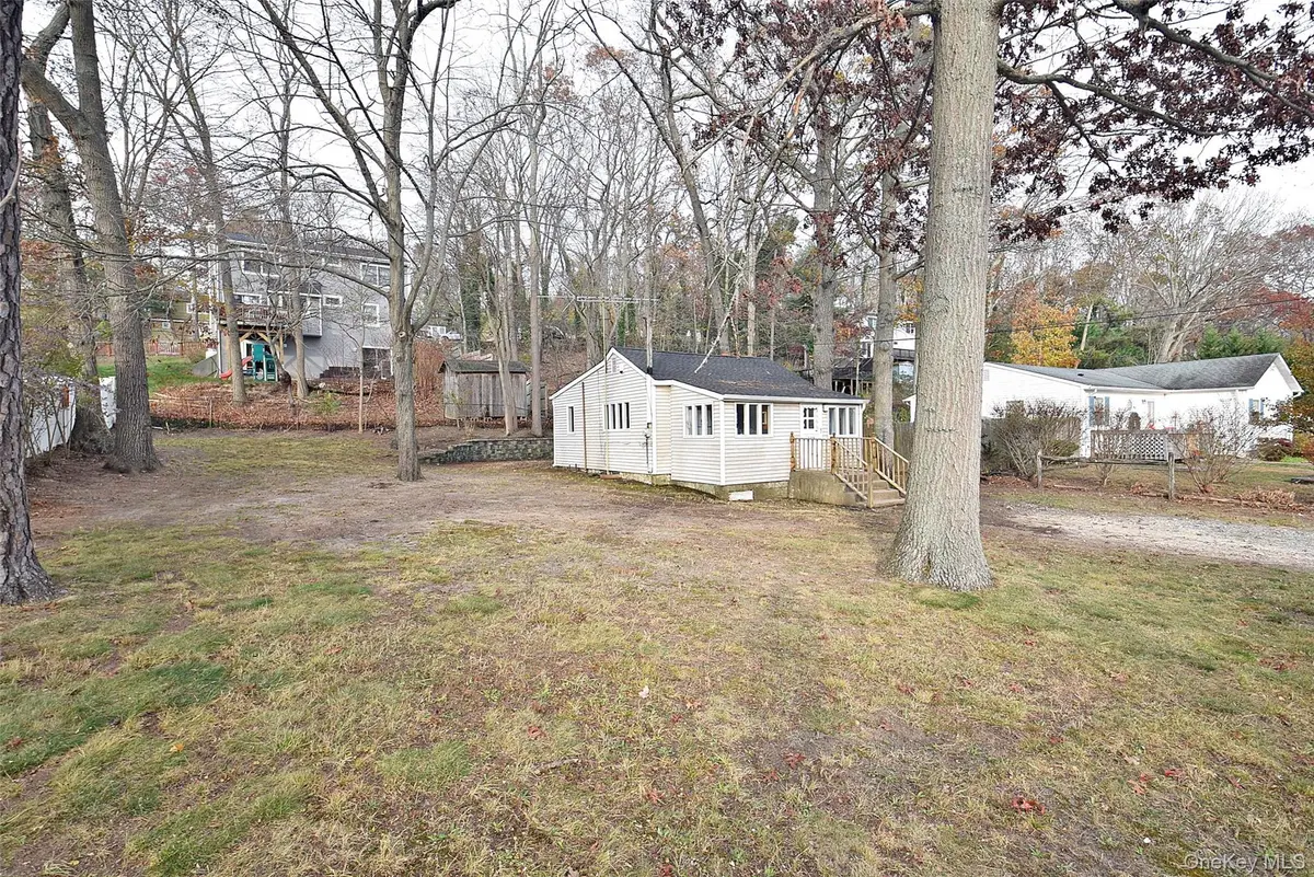 229 Locust DR, Rocky Point, NY 11778