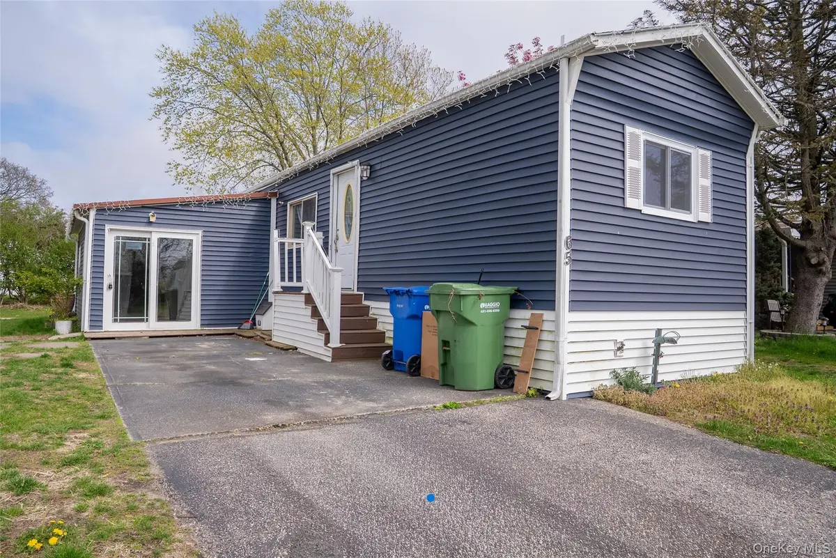65 Minuteman DR, Bohemia, NY 11716