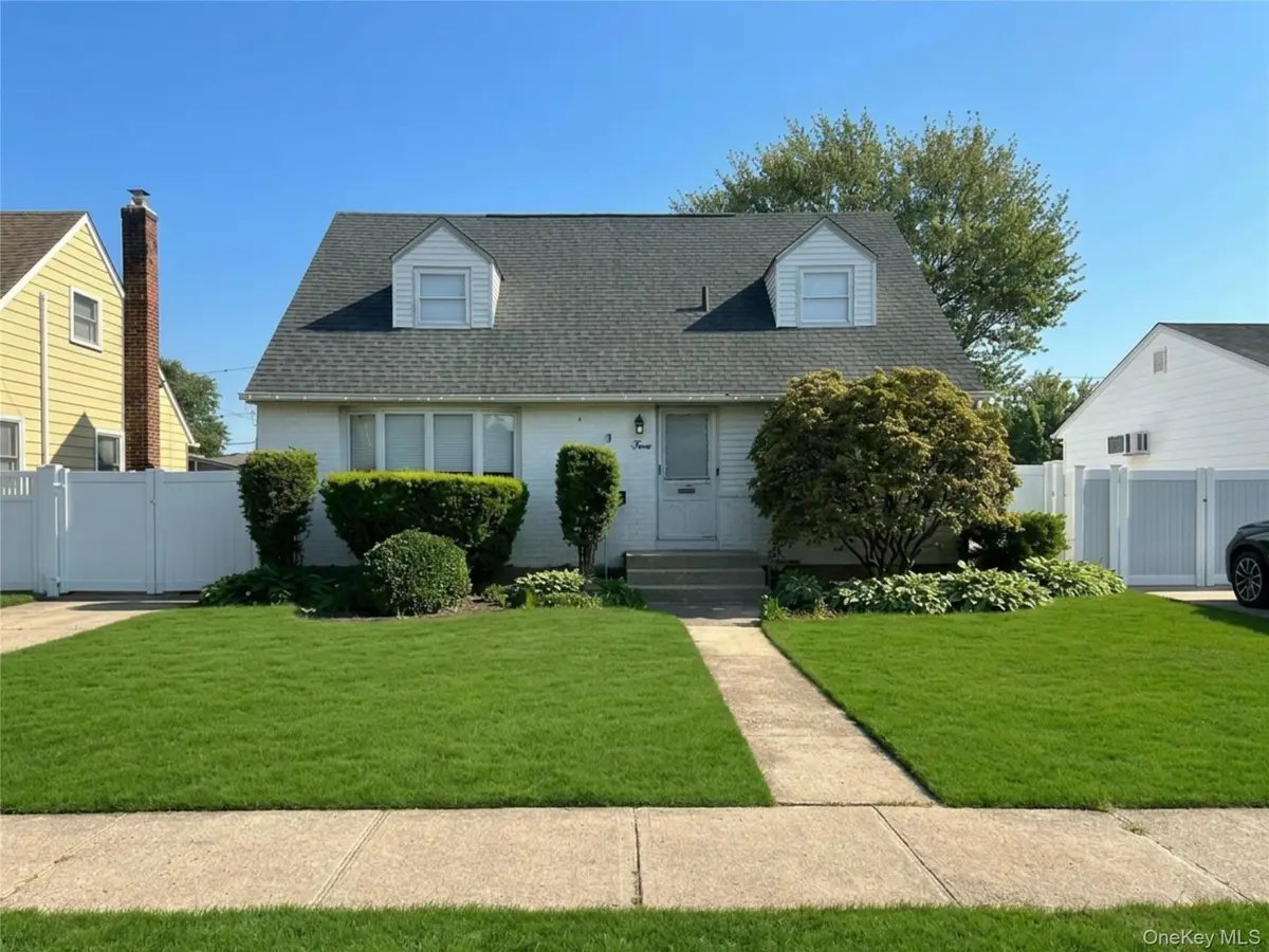 5 Amby AVE, Plainview, NY 11803