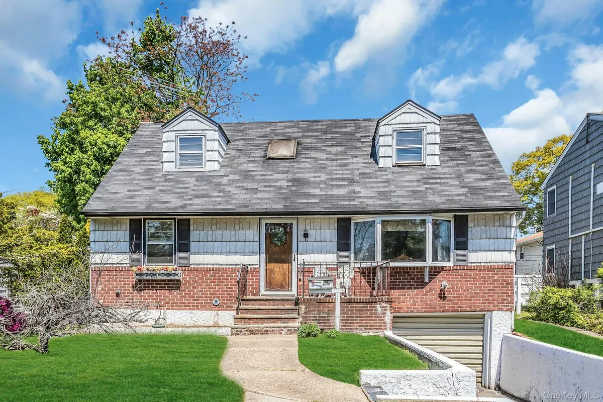 325 N Service RD, Roslyn Heights, NY 11577
