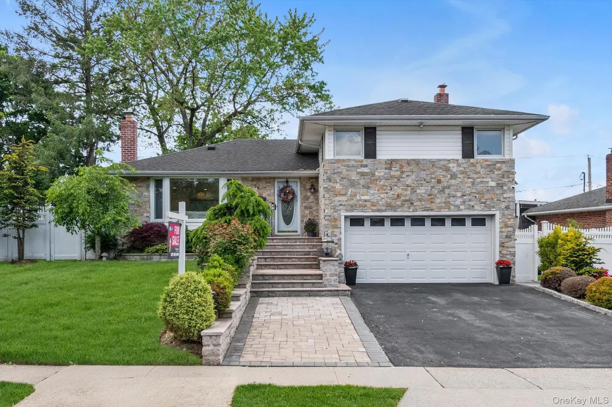 98 Belmont CIR, Syosset, NY 11791