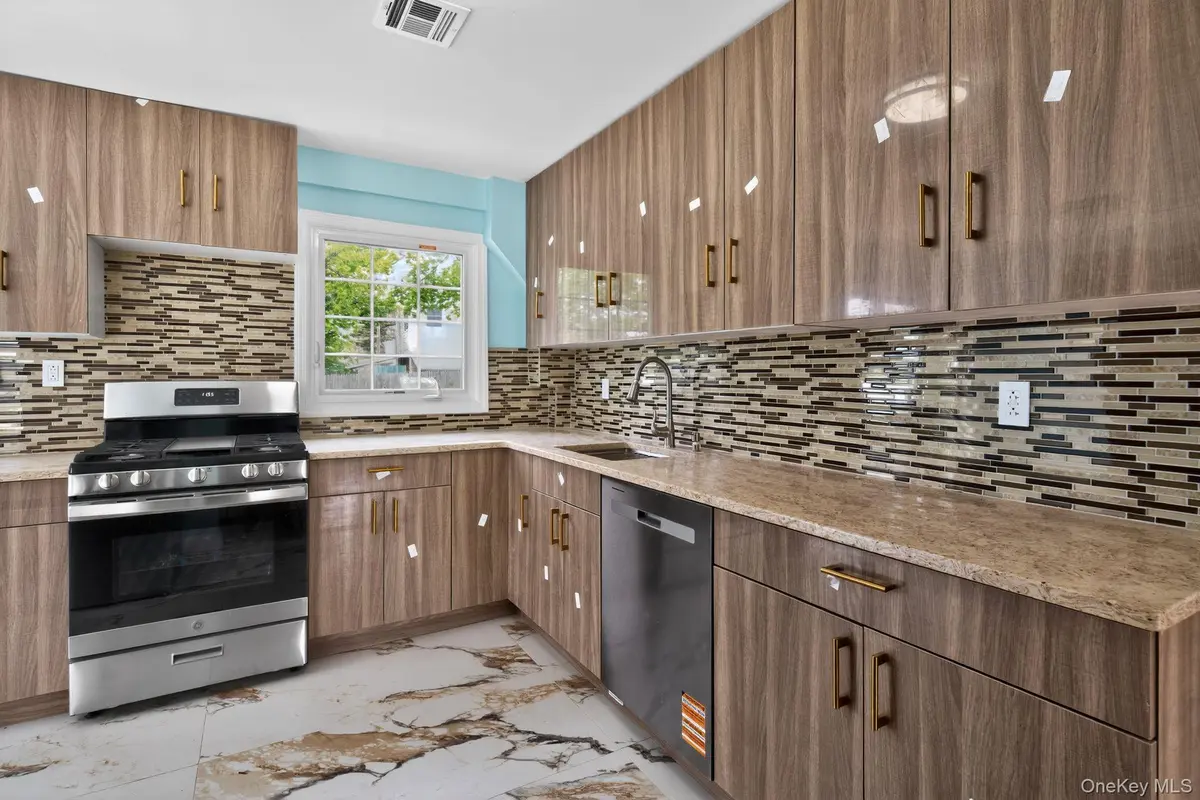 1524 Bowe RD, Valley Stream, NY 11580