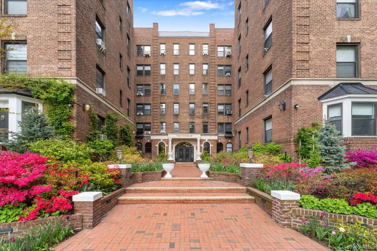 21 Barstow RD #2i, Great Neck, NY 11021