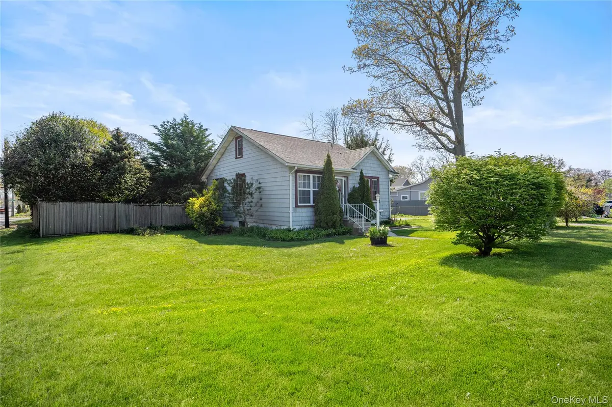 53 Alder DR, Mastic Beach, NY 11951