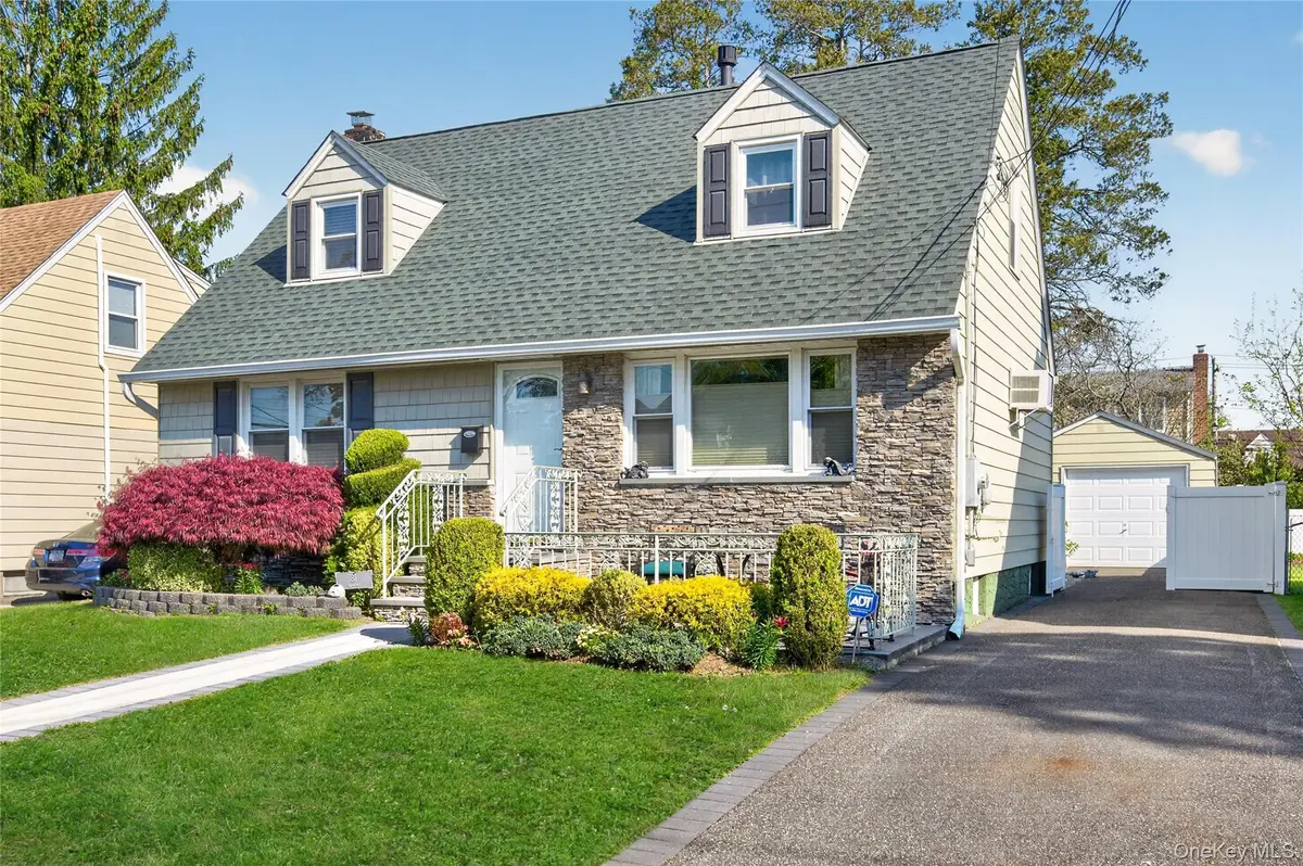 31 Broadway, New Hyde Park, NY 11040