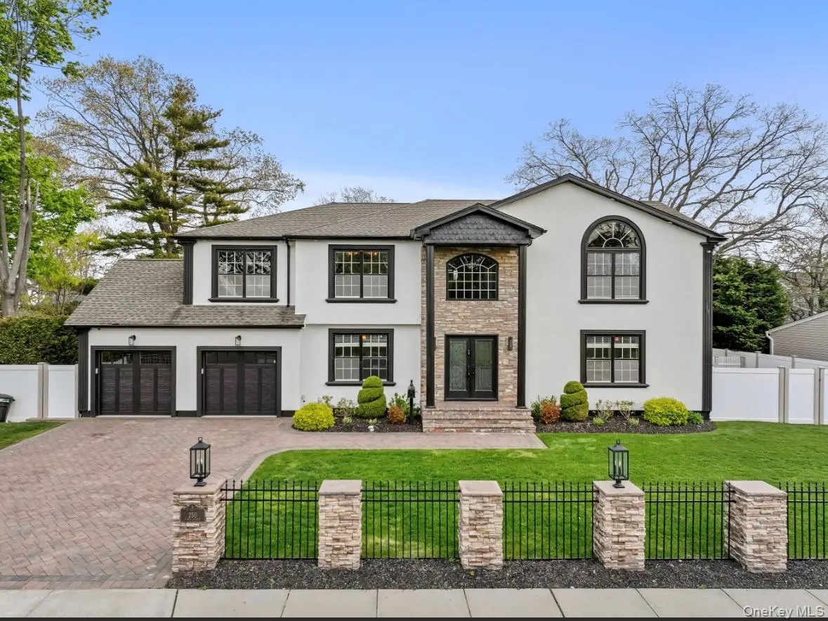 250 N 5th ST, Lindenhurst, NY 11757