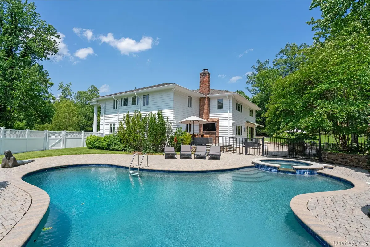 25 Montrose CT, Roslyn Harbor, NY 11576
