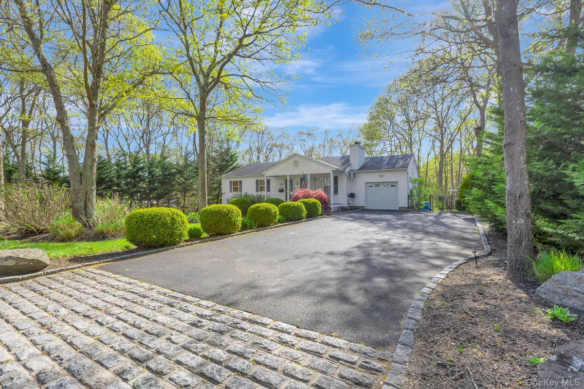 10 Black Pine ST, Center Moriches, NY 11934