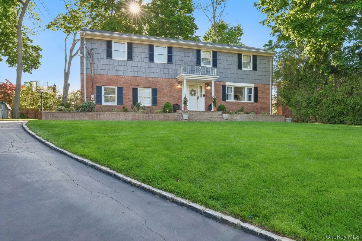 3 Camsanette CT, Glen Cove, NY 11542