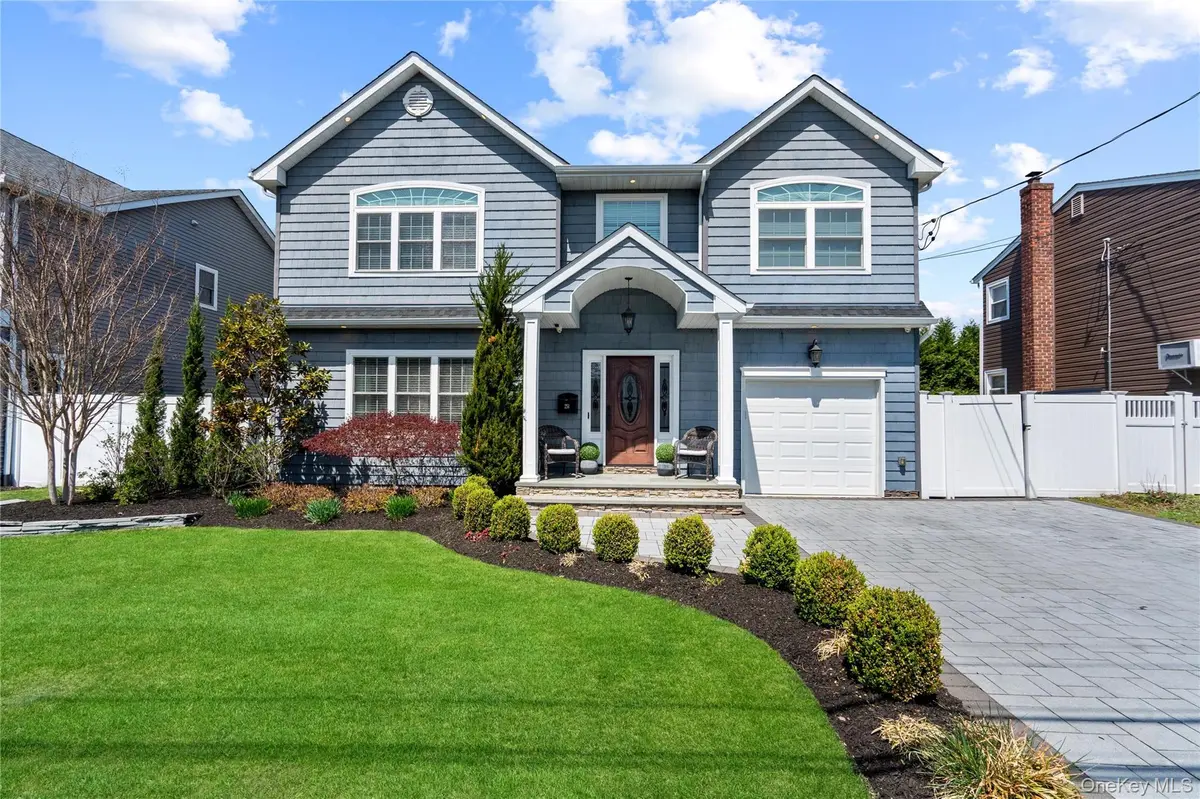 251 N Maple ST, Massapequa, NY 11758