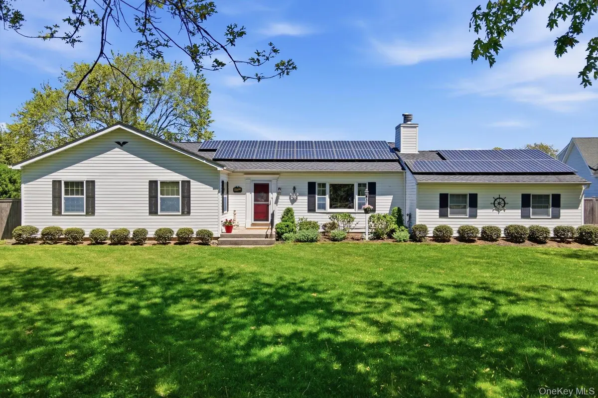 16 High Meadow LN, Jamesport, NY 11901
