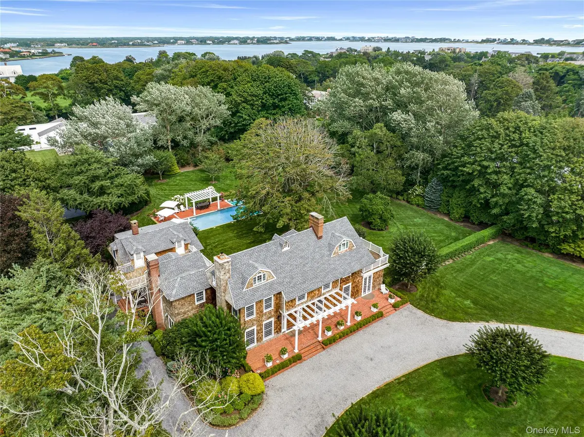 92 Beach LN, Westhampton Beach, NY 11978