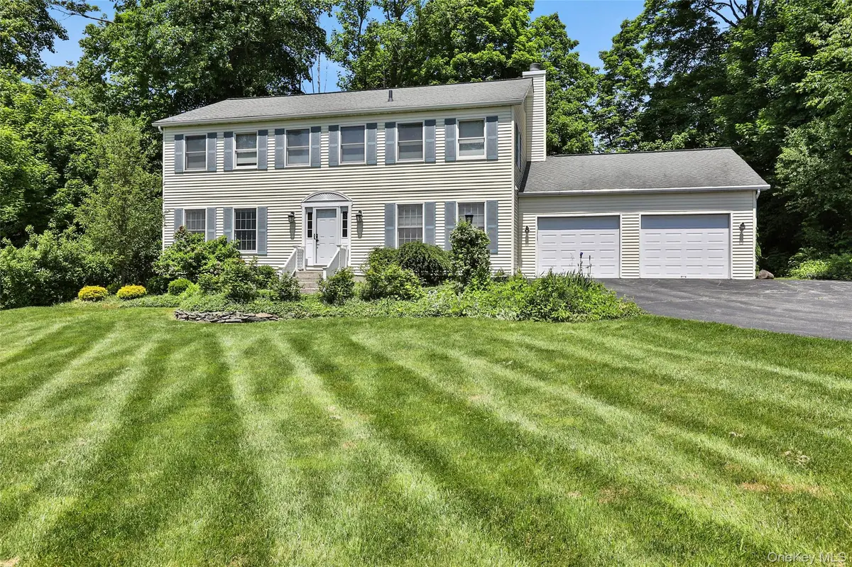 8 White Pine LN, Fishkill, NY 12524