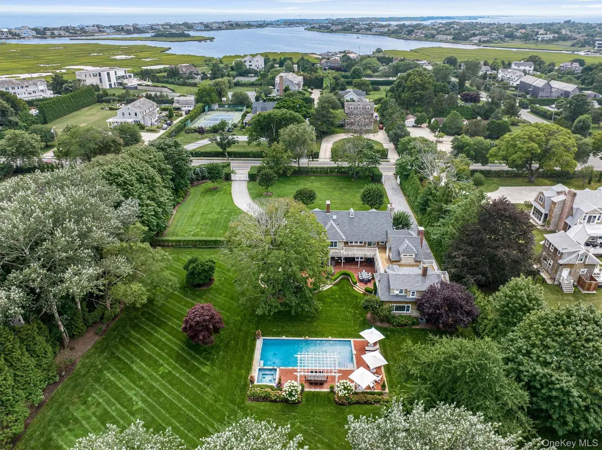 92 Beach LN, Westhampton Beach, NY 11978