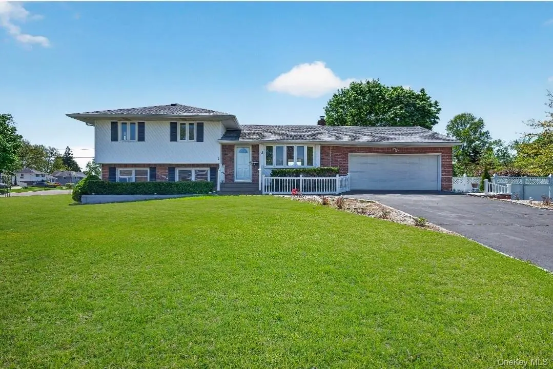 8 Whitebirch LN, Commack, NY 11725