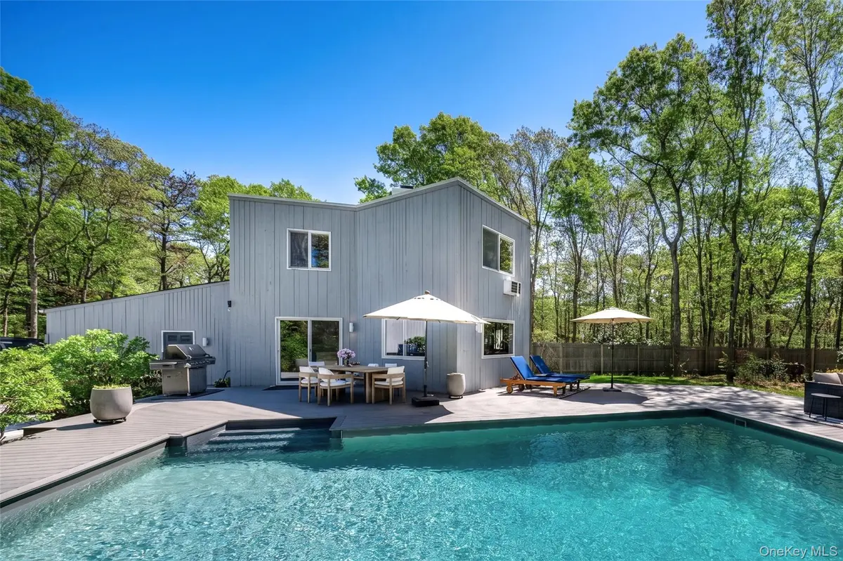 11 N Quarter RD, Westhampton, NY 11977