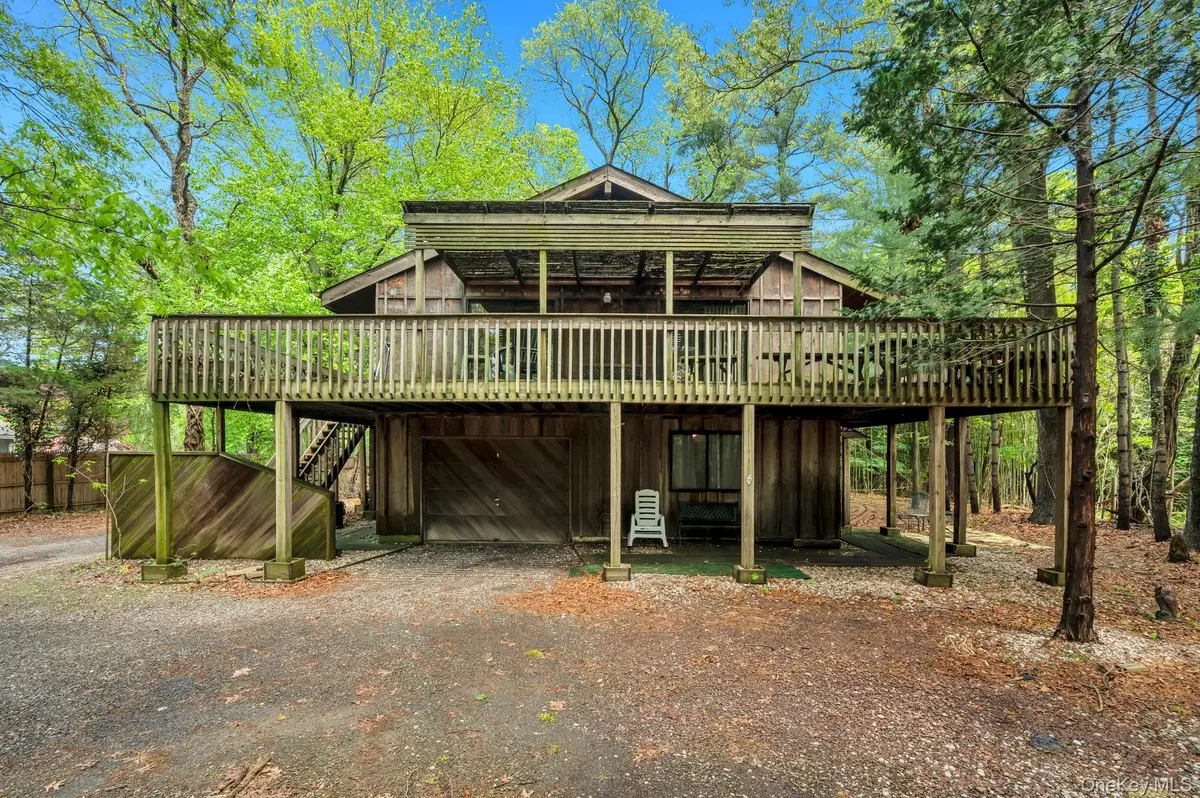 179 Gnarled Hollow RD, East Setauket, NY 11733