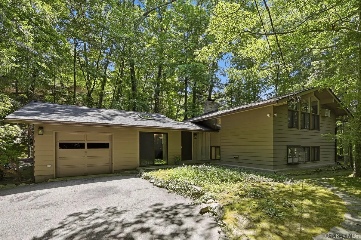 80 Clinton RD, Tuxedo Park, NY 10987