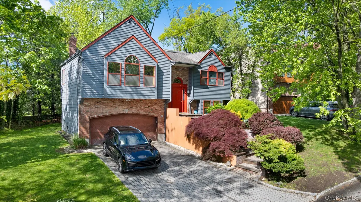 284 Schenck AVE, Great Neck, NY 11021