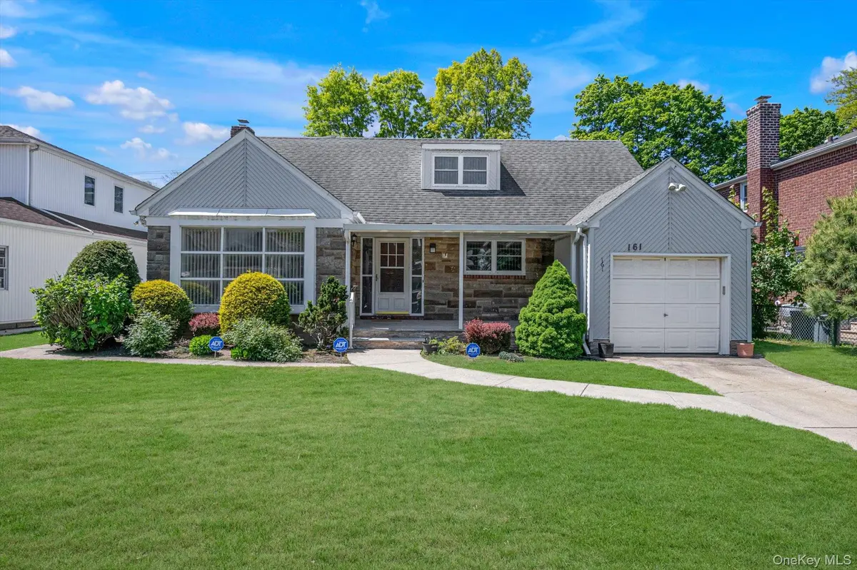 161 Rose LN, New Hyde Park, NY 11040