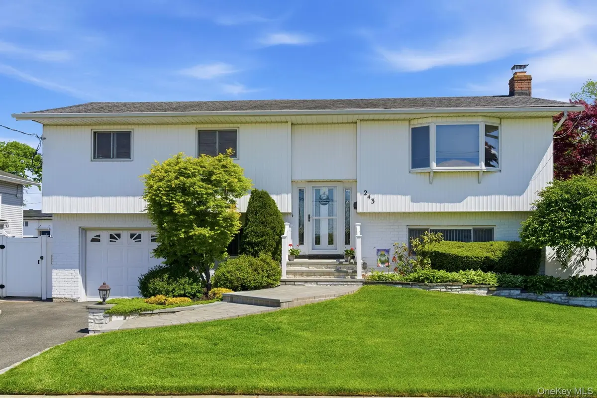 243 N Delaware AVE, North Massapequa, NY 11758