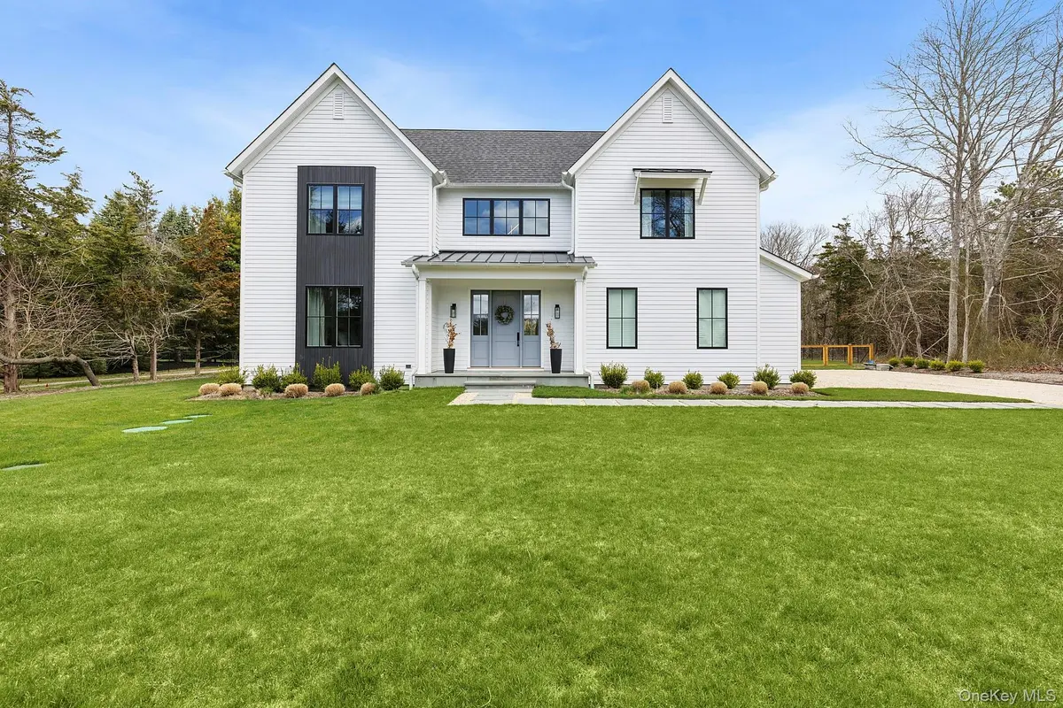 8 Sweetgrass RD, Westhampton, NY 11977