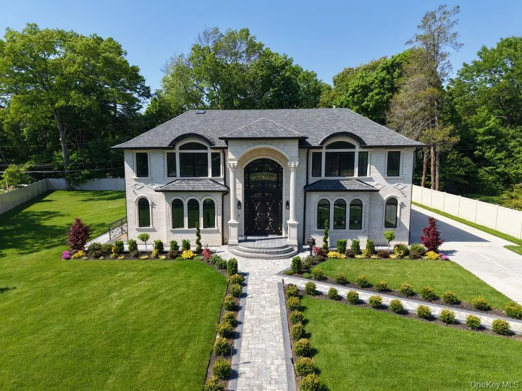33 Parkway DR, Roslyn Heights, NY 11577
