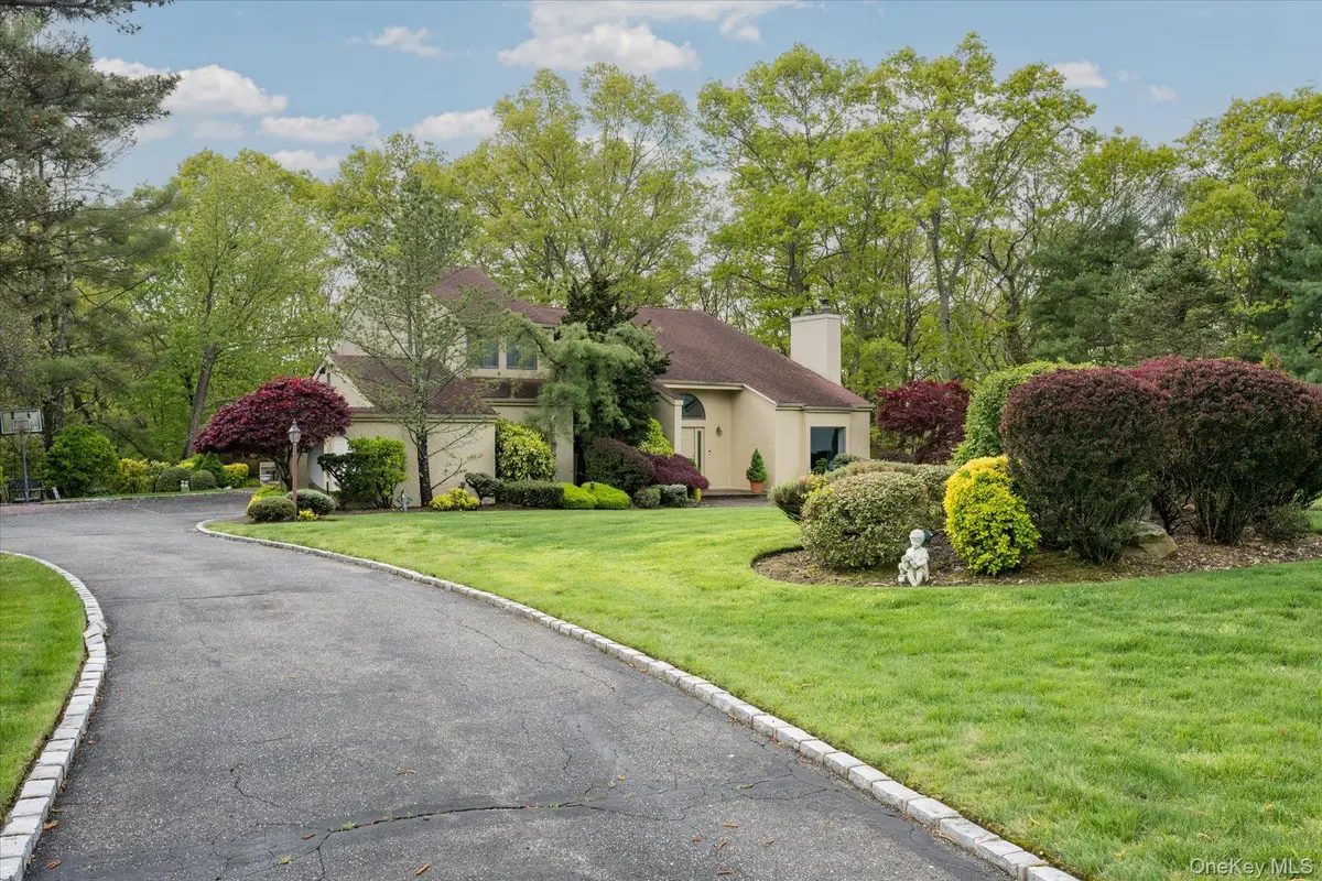 38 Tamara CT, Melville, NY 11747