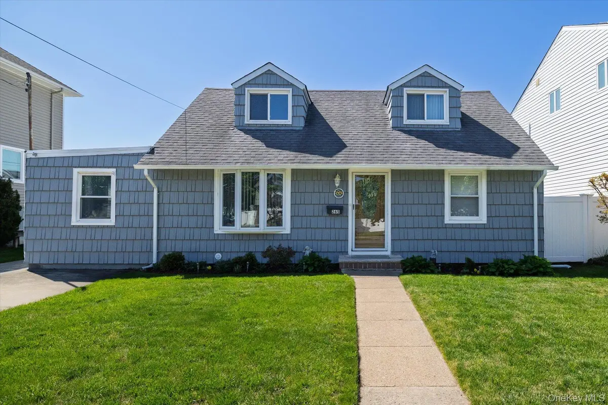 265 W Windsor Pkwy, Oceanside, NY 11572