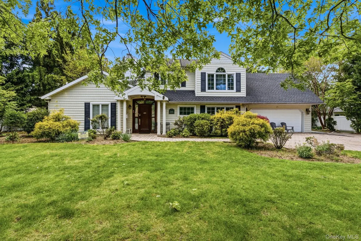 18 Sherwood LN, Roslyn Heights, NY 11577