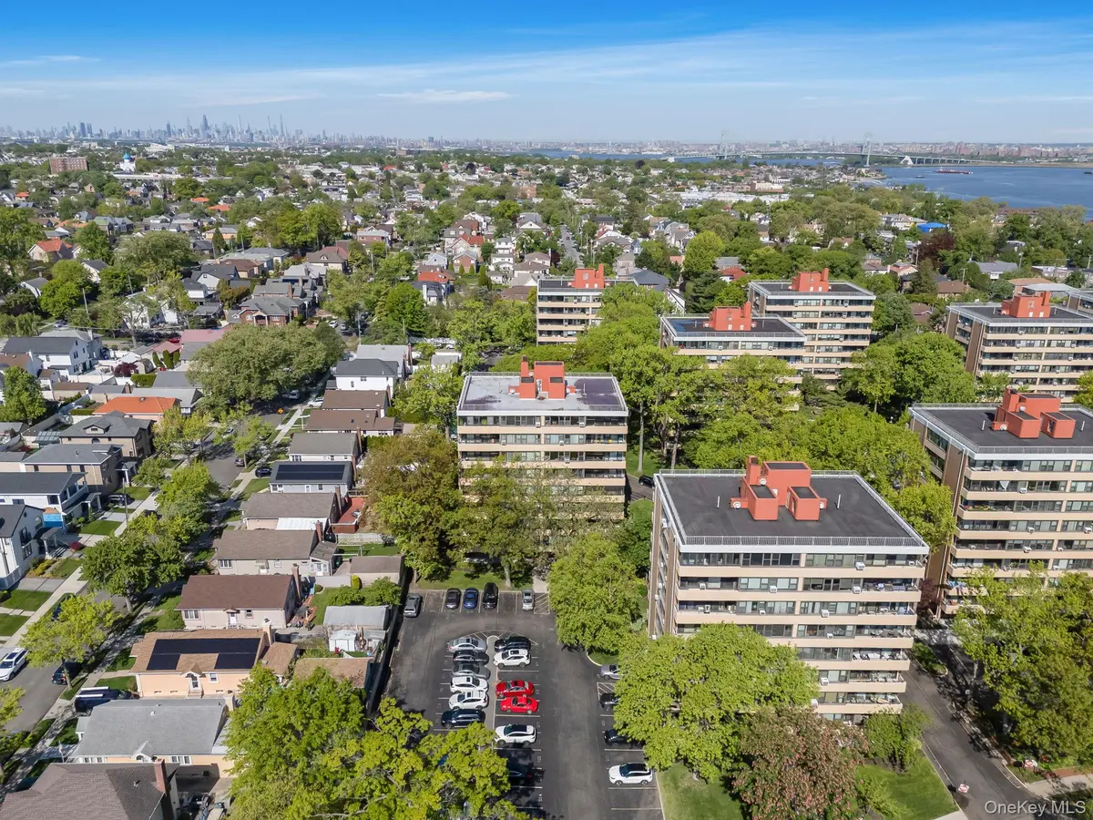 10-34 166 ST #9C, Beechhurst, NY 11357