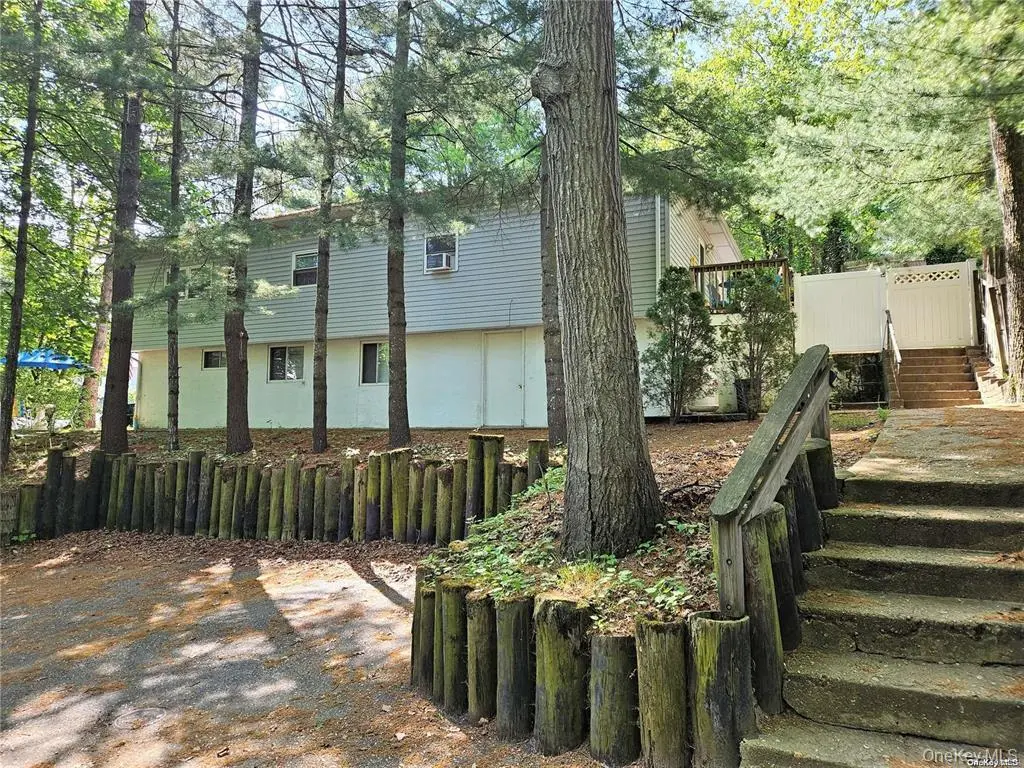 57 Aloma RD, Rocky Point, NY 11778