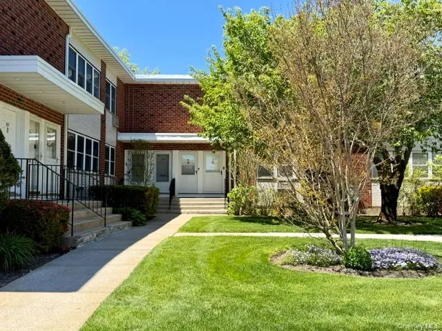 143 Farber DR #143, West Babylon, NY 11704