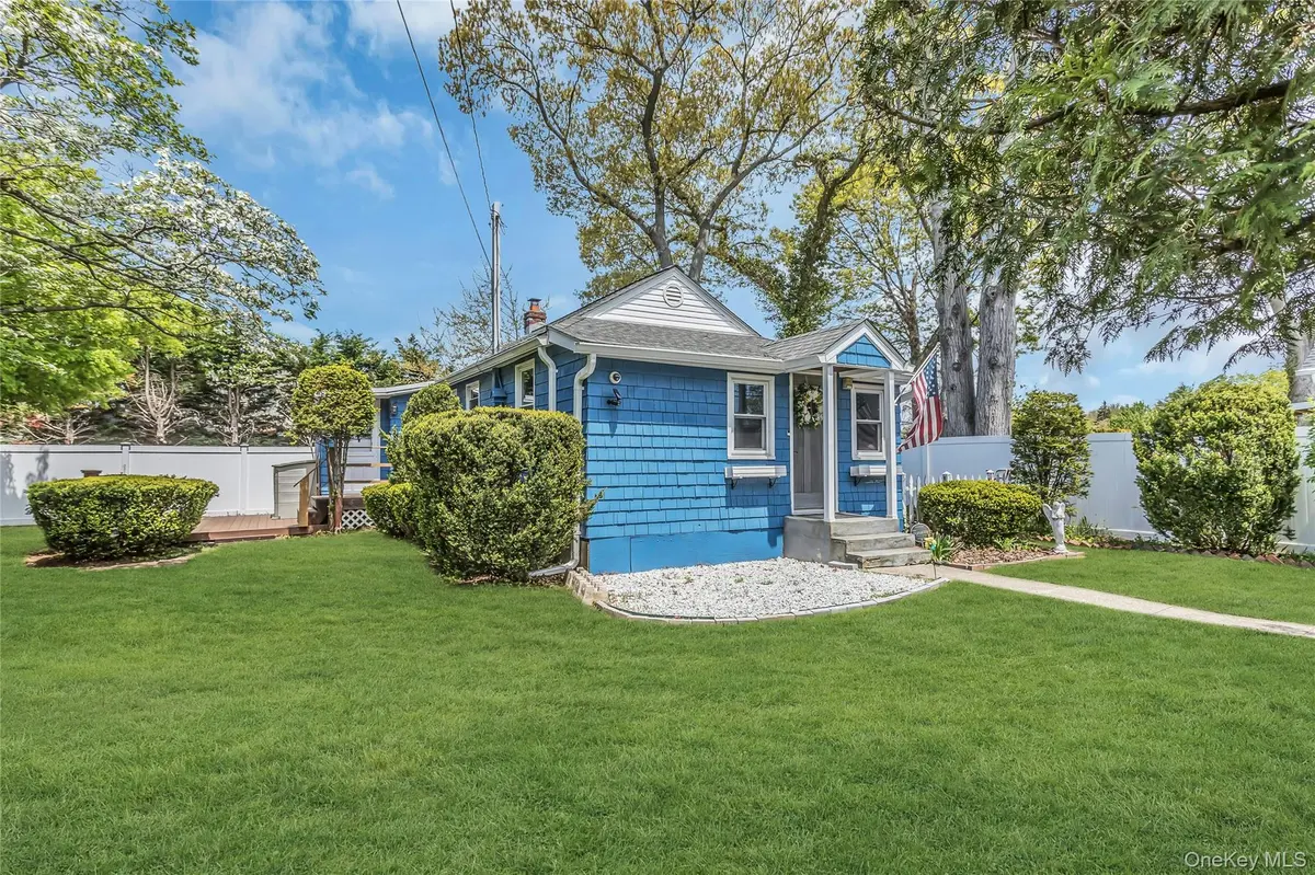 71 Paprocki AVE, West Islip, NY 11795