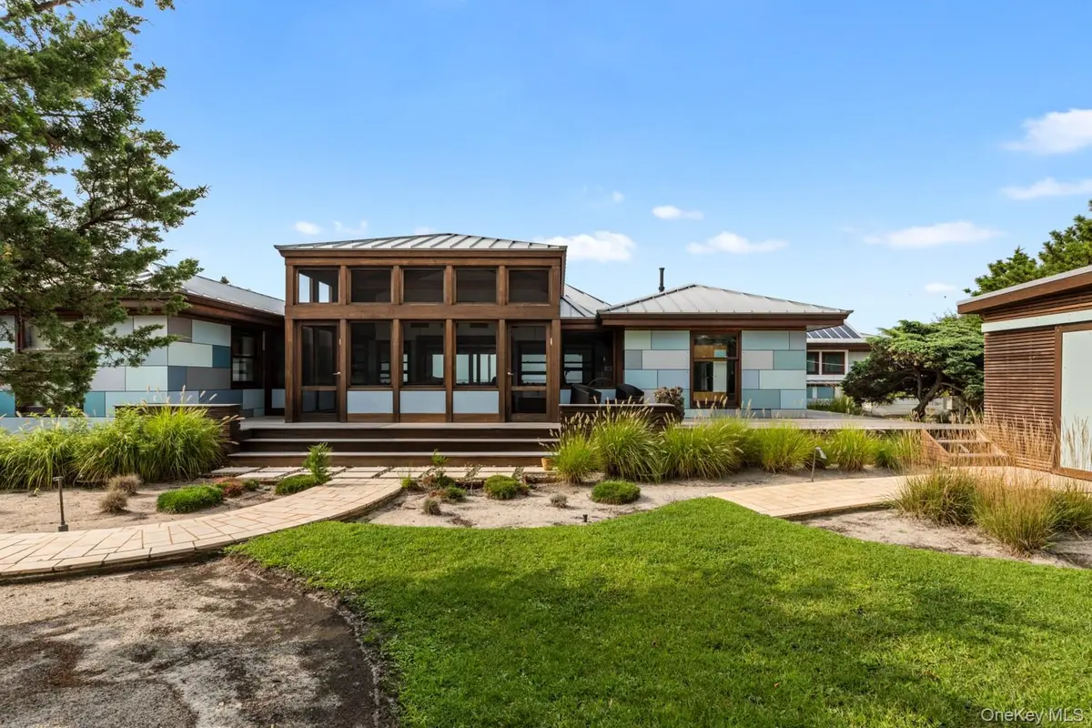 19 Bayview WALK, Seaview, NY 11770